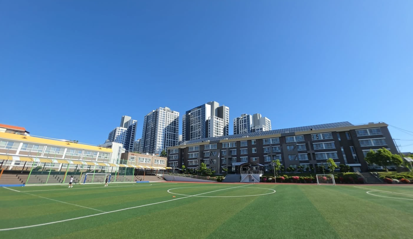 속초해랑중학교 운동장과 교사 전경